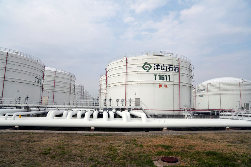 © Reuters. FILE PHOTO: Oil tanks are seen at an oil warehouse at Yangshan port in Shanghai