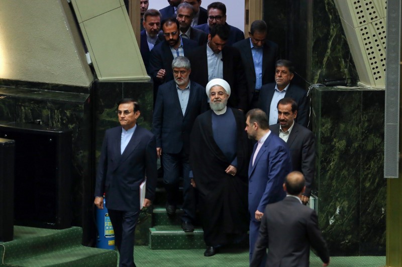 © Reuters. تزايد الضغوط على روحاني مع سعي البرلمان لعزل وزيرين آخرين