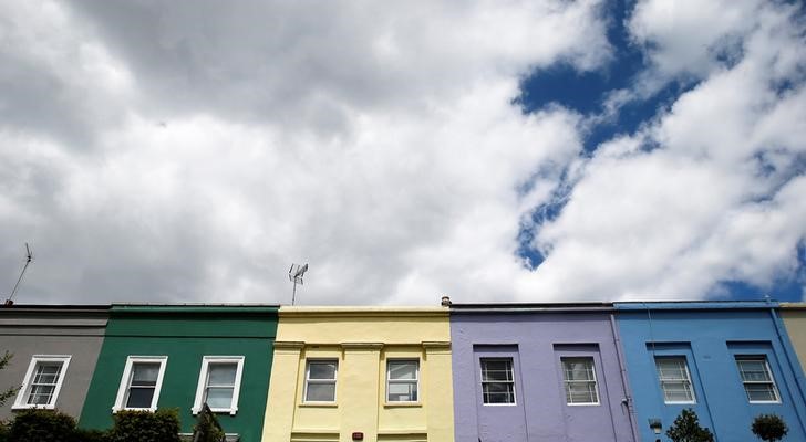 © Reuters. FILE PHOTO: A row of houses are seen in London