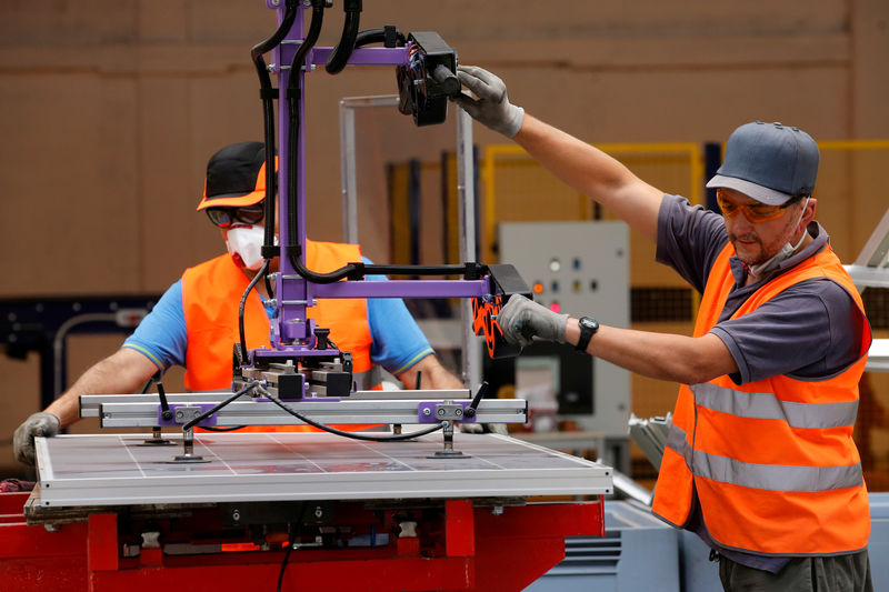 © Reuters. Funcionários trabalham em fábrica em Rousset, na França