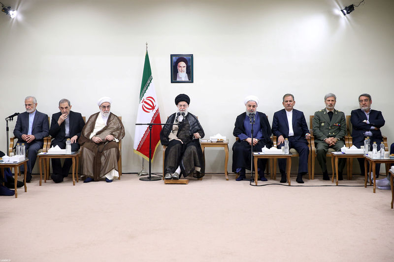 © Reuters. Presidente iraniano, Hassan Rouhani, e seu gabinete durante reunião com o líder supremo do país, aiatolá Ali Khamenei, em Teerã