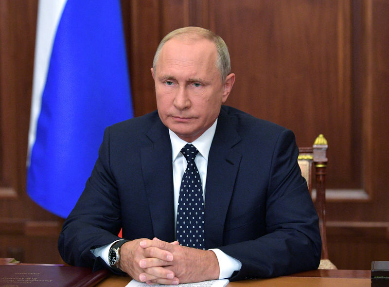 © Reuters. Putin diluye impopular reforma de pensiones que ha dañado su popularidad