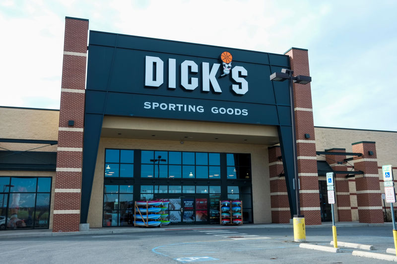 © Reuters. General View of Dick's Sporting Goods store in Stroudsburg, Pennsylvania