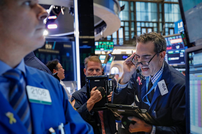 © Reuters. Traders work on the floor of the NYSE in New York