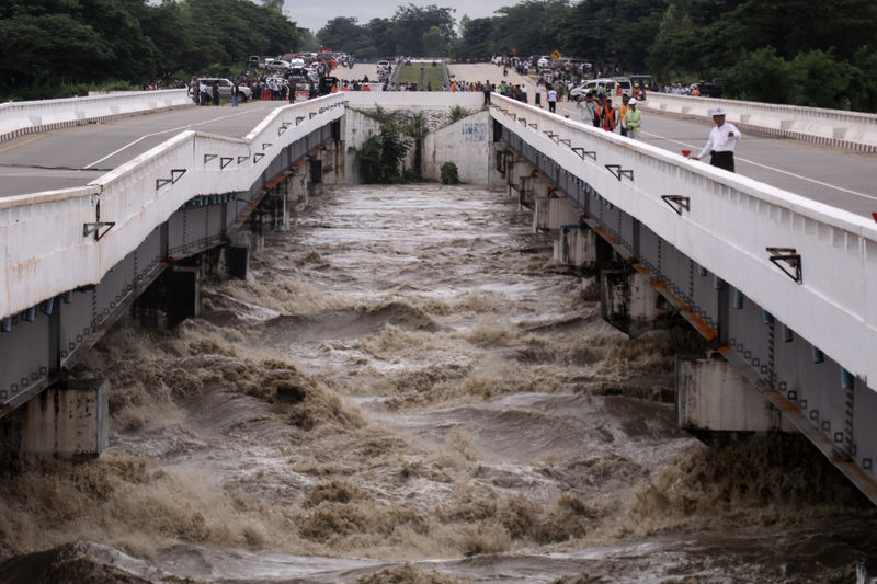 © Reuters. Ponte danificada por rompimento de barragem em Mianmar