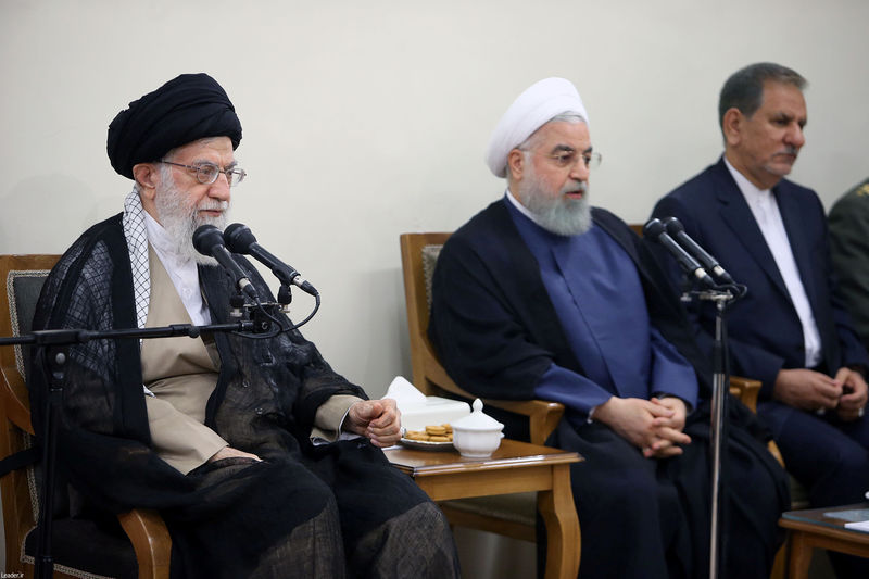 © Reuters. El líder supremo Jamenei pide al Gobierno que resuelva pronto la crisis económica de Irán