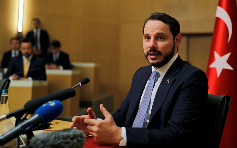 © Reuters. Ministro das Finanças da Turquia, Berat Albayrak, fala com repórteres em Ancara