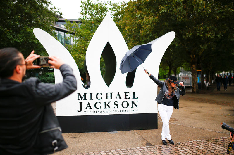 © Reuters. محبو (ملك البوب) مايكل جاكسون يحتفلون بعيد ميلاده الستين في لندن