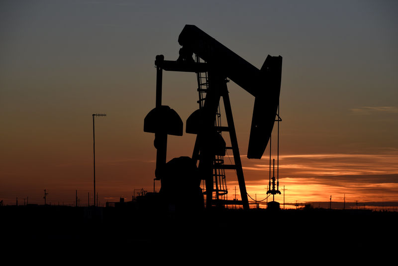 © Reuters. A pump jack operates at sunset in an oil field in Midland