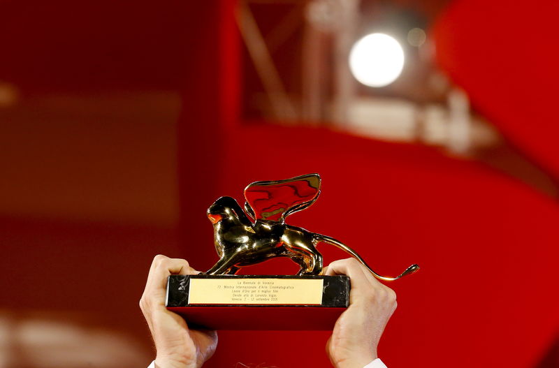 © Reuters. Diretor Lorenzo Vigas segura prêmio Leão de Ouro no Festival Internacional de Cinema de Veneza, na Itália