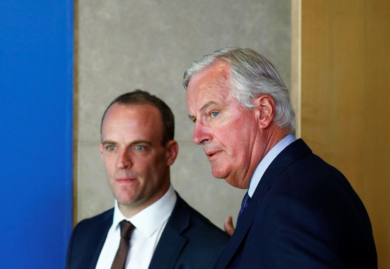 © Reuters. Britain's Secretary of State for Exiting the European Union, Dominic Raab and European Union's chief Brexit negotiator, Michel Barnier look on as they arrive for a media briefing at the EU Commission headquarters in Brussels