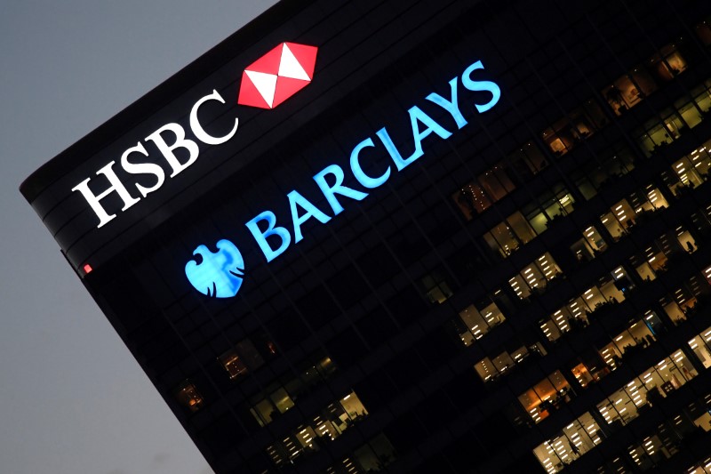 © Reuters. FILE PHOTO: Workers are seen in offices at Barclays and HSBC bank offices in the Canary Wharf financial district in London