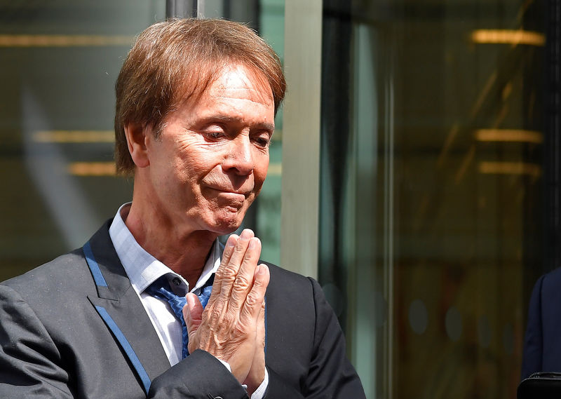 © Reuters. Cantor Cliff Richard deixa tribunal na região central de Londres