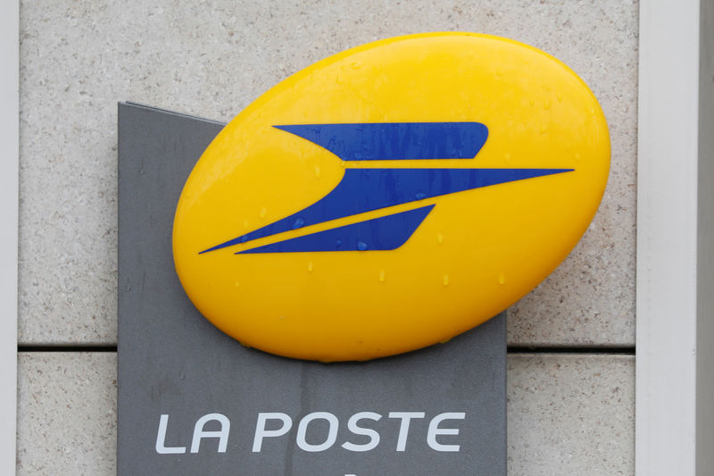 © Reuters. The logo of French postal service company La Poste is seen on a post office in Paris