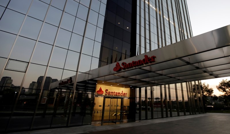 © Reuters. The logo of Santander bank is pictured at the entrance of the group's main office in Sao Paulo