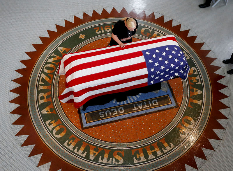 © Reuters. Filha de John McCain ao lado de caixão no parlamento do Arizona