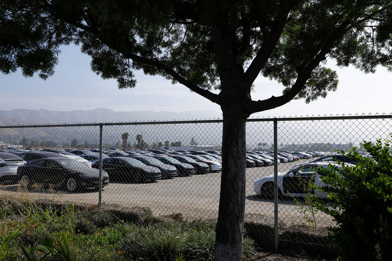 © Reuters. Newly manufactured Tesla vehicles are shown parked in a large lot next to the airport in Burbank, California