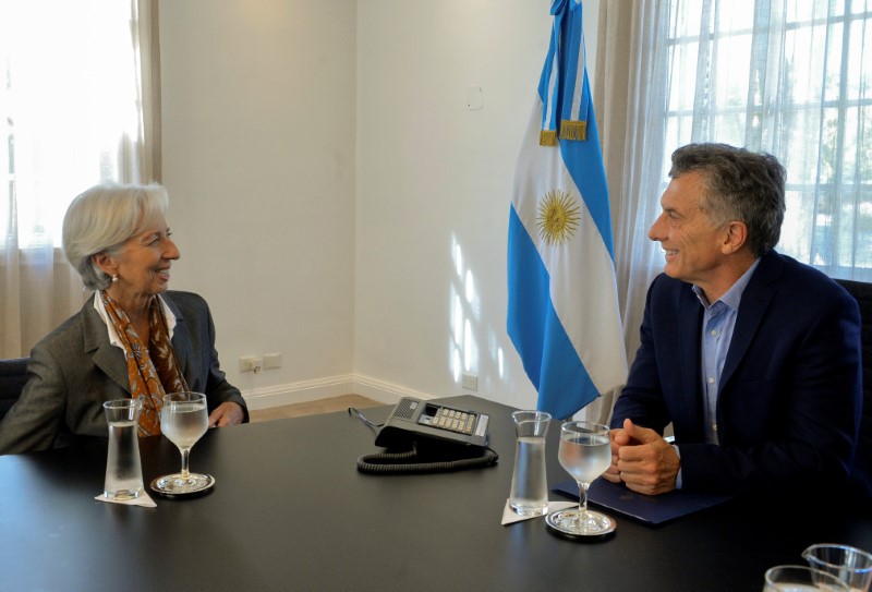 © Reuters. Diretora-gerente do FMI, Christine Lagarde, e presidente argentino, Mauricio Macri