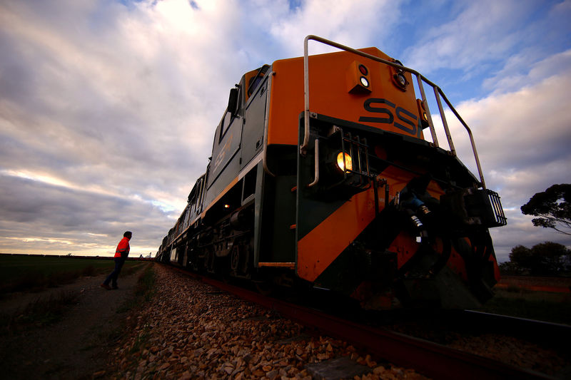 © Reuters. Train driver Gavin Slater checks the track as carriages are loaded with wheat at the town of Mallala, located north of Adelaide