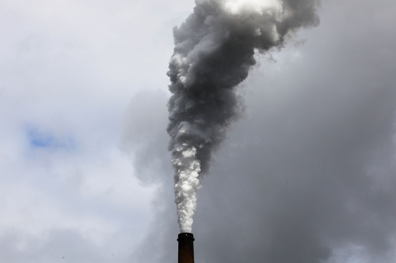 © Reuters. Exhaust rises from the East Bend Generating Station along the Ohio River in Union