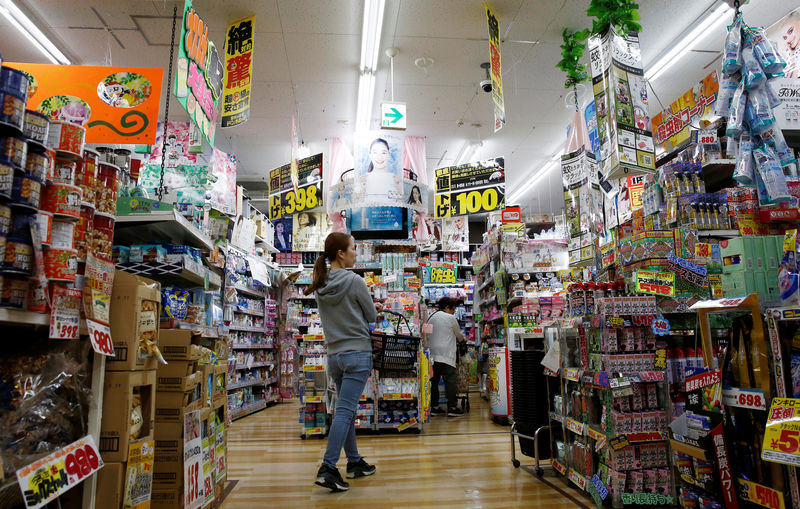 © Reuters. Shoppers browse products at Japanese discount retailer Don Quijote Holdings' store in Tokyo