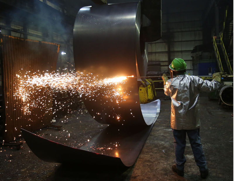 © Reuters. FILE PHOTO: A worker cuts a steel coil at the Novolipetsk Steel PAO steel mill in Farrell, Pennsylvania