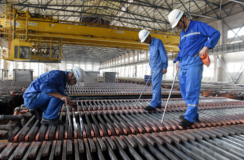 © Reuters. Workers inspect the production of copper cathodes at a Jinlong Copper plant in Tongling