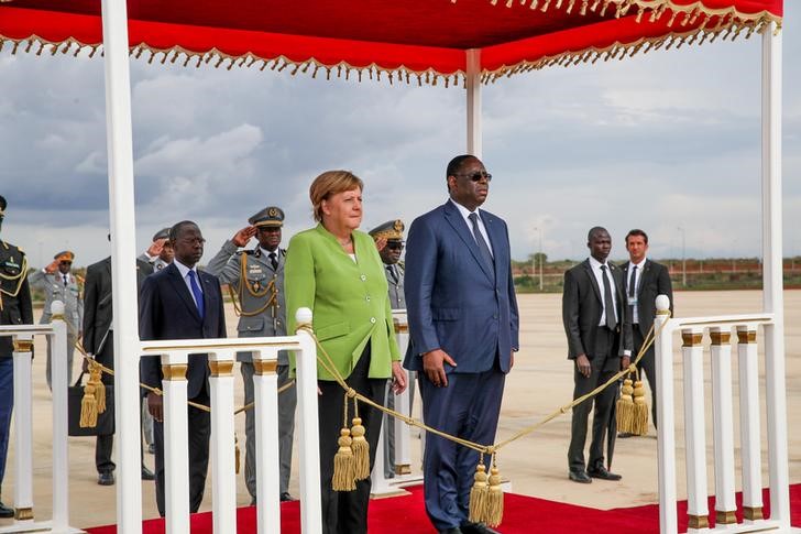 © Reuters. German Chancellor Angela Merkel is greeted by Senegal's President Macky Sall as she arrives in Dakar