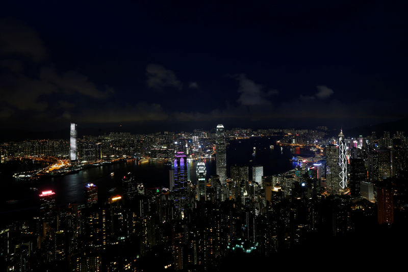 © Reuters. Lights light up the skyline of Hong Kong in the evening
