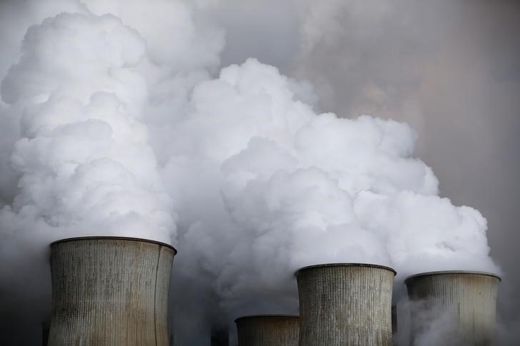 © Reuters. FILE PHOTO: Steam rises from the cooling towers of the coal power plant of RWE in Niederaussem