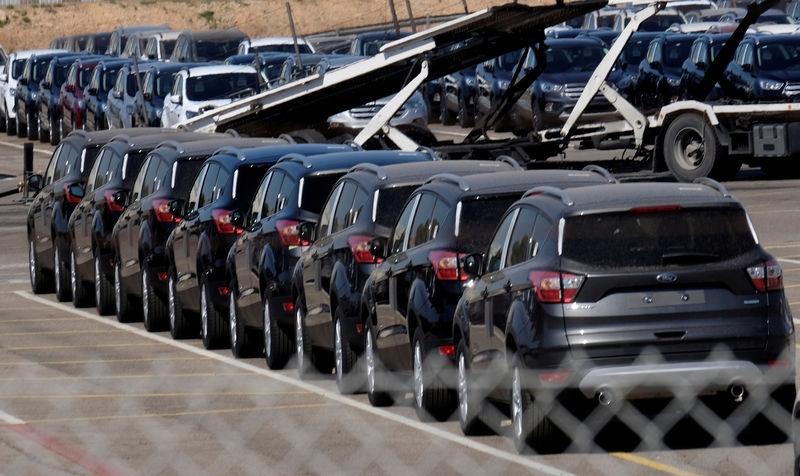 © Reuters. FILE PHOTO: Cars are pictured at the Ford factory in Almussafes near Valencia