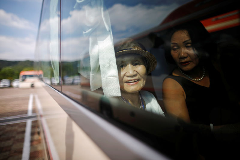 © Reuters. Hola, desconocido: surcoreanos relatan reuniones incómodas con su familiares del Norte