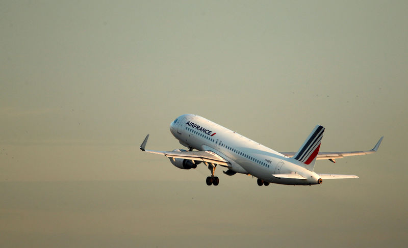 © Reuters. FILE PHOTO - An Air France airplane takes off at the Charles-de-Gaulle airport in Roissy