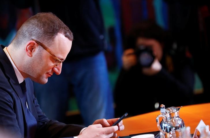 © Reuters. German Health Minister Jens Spahn attends a cabinet meeting in Berlin