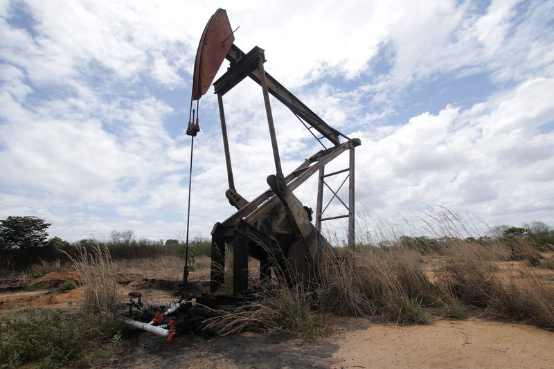 © Reuters. An non-operative oil pump jack is seen near Atapirire