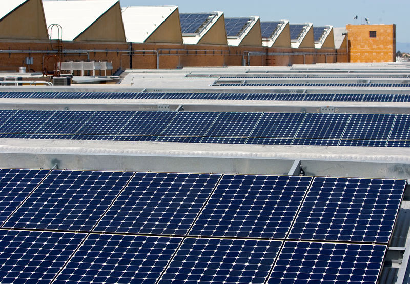 © Reuters. FILE PHOTO:    Solar panels sit on the roof of SunPower Corporation in Richmond