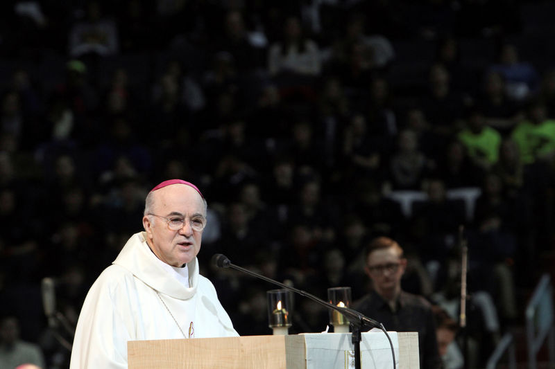 © Reuters. El arzobispo que pidió la renuncia del Papa dice que la corrupción llega a la cúpula