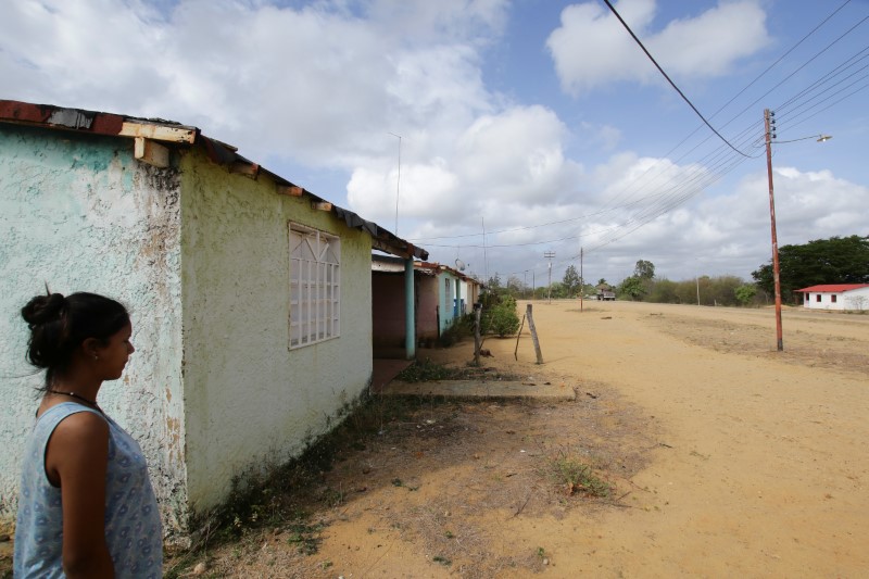 © Reuters. Mulher anda pela cidade de Atapirire, na Venezuela