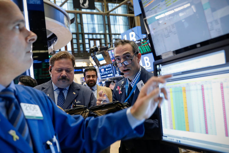 © Reuters. Traders work on the floor of the NYSE in New York