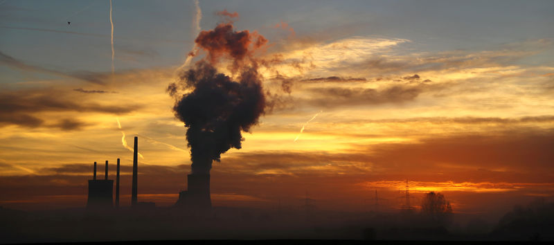© Reuters. FILE PHOTO: The Uniper coal power plant in Hanau