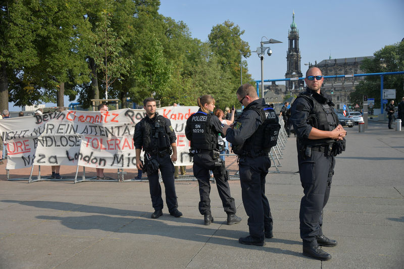 © Reuters. Policiais alemães durante protesto em Dresden