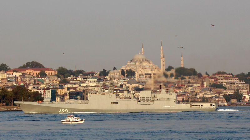 © Reuters. Fragata da Marinha da Rússia no estreito de Bósforo a caminho do mar Mediterrâneo