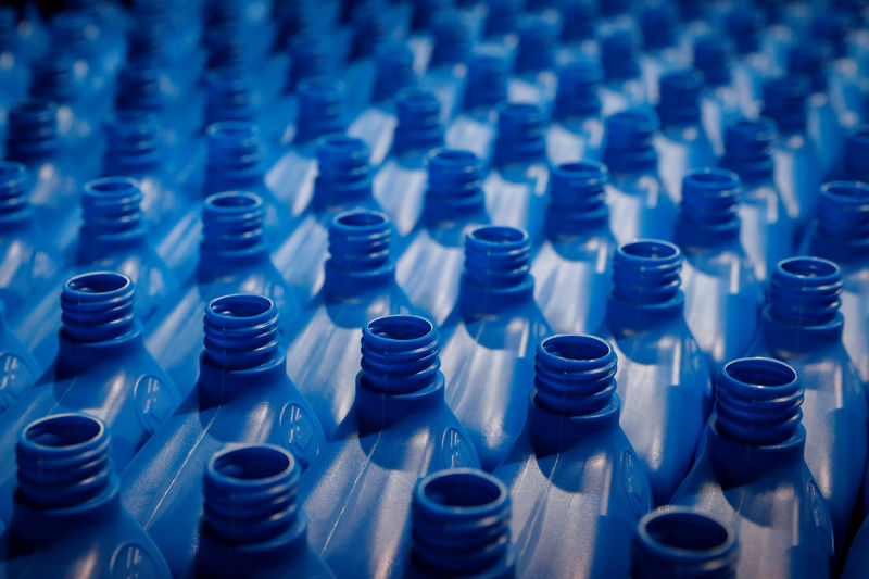 © Reuters. FILE PHOTO: Motor oil bottles are seen in the packaging plant at American Refining Group Inc., the oldest continuously operated refinery in the United States founded in 1881, in Bradford, Pennsylvania