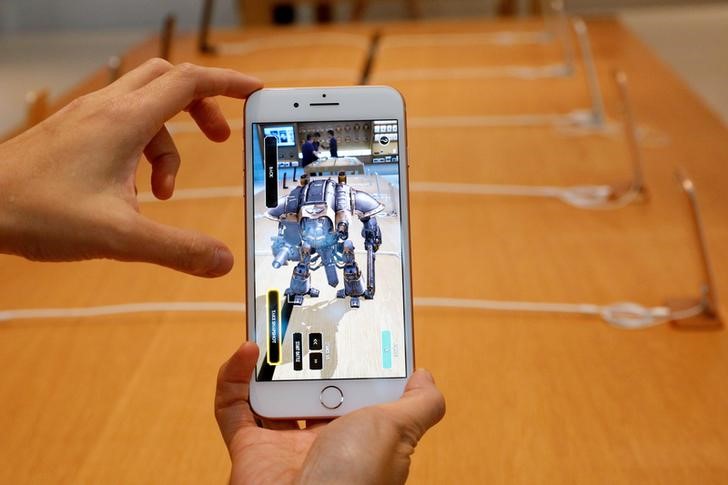 © Reuters. Funcionário da Apple mostra a realidade aumentada em um iPhone 8 Plus