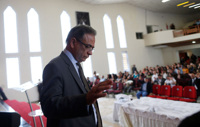 © Reuters. Pastor evangélico e ministro da Secretaria-Geral da Presidência, Ronaldo Fonseca, durante culto na igreja Assembleia de Deus em Taguatinga