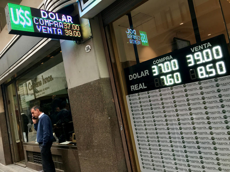 © Reuters. Argentina intenta contener el desplome del peso con más austeridad y alza de tipos
