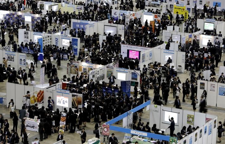 © Reuters. FILE PHOTO: Job seekers attend a job fair held for fresh graduates in Tokyo