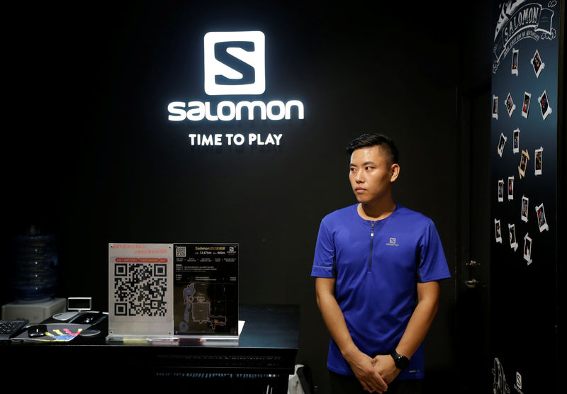 © Reuters. A shop assistant stands at a Salomon store in Beijing