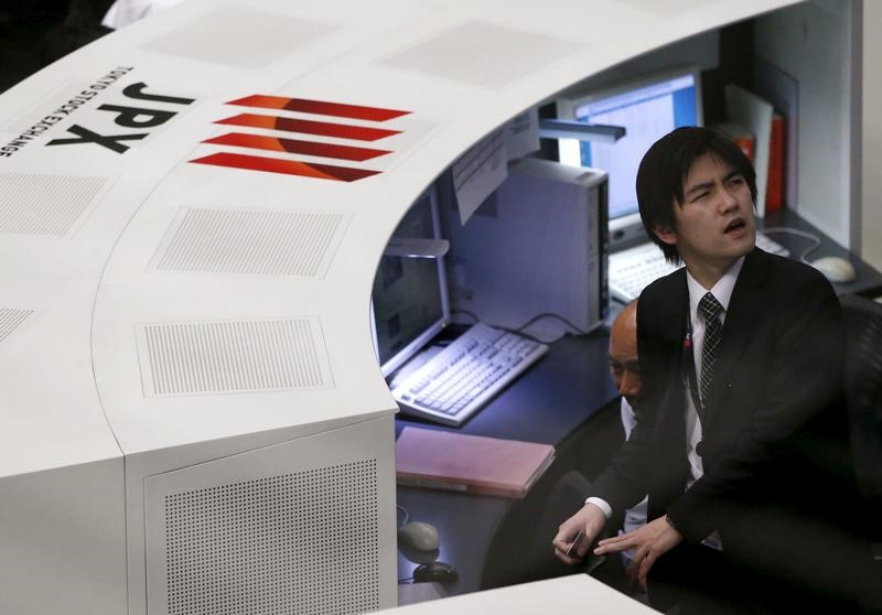 © Reuters. Employees of the Tokyo Stock Exchange (TSE) work at the bourse in Tokyo,