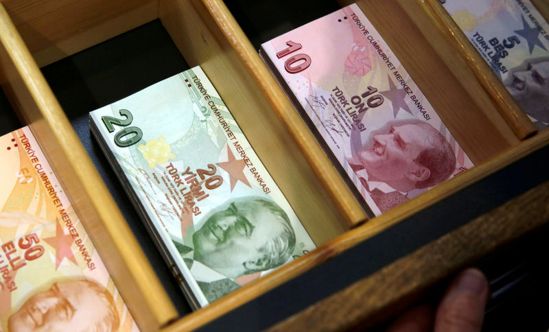 © Reuters. FILE PHOTO: Turkish lira banknotes are pictured at a currency exchange office in Istanbul